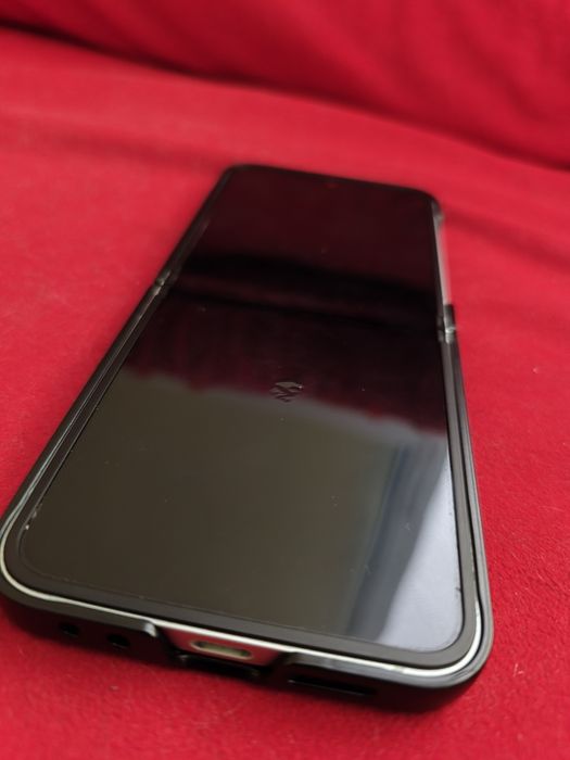 Продавам Samsung Z Flip 6