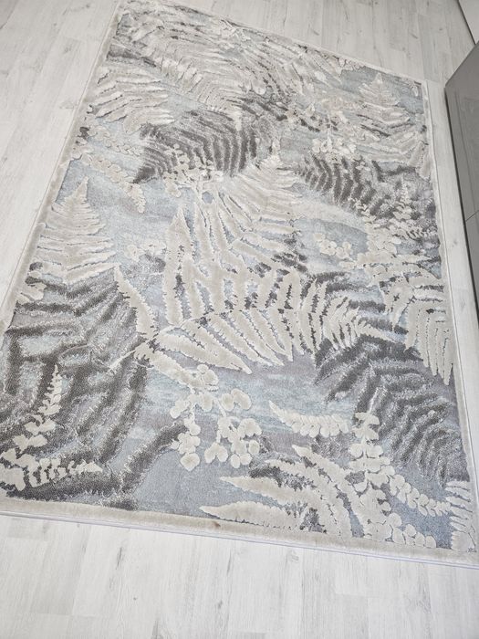 Covor nuante gri alb murdar si albastru azur