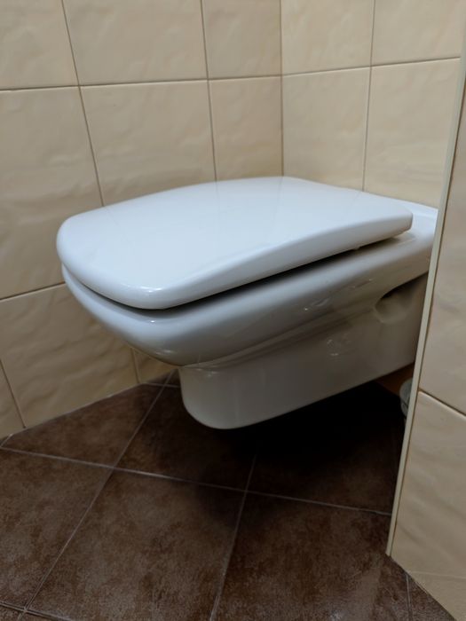 Продавам испанска тоалетна чиния Рока Сидни , Roca Sidney
