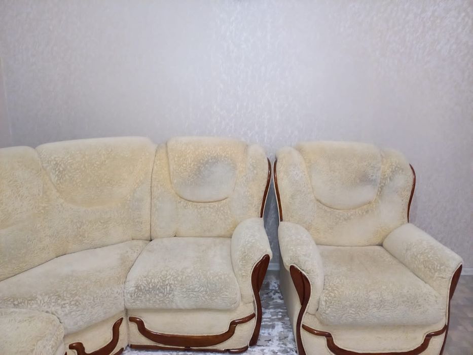 Диван угловой и кресло