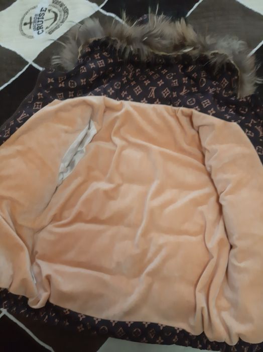 Продам куртеу зимнюю на девочку