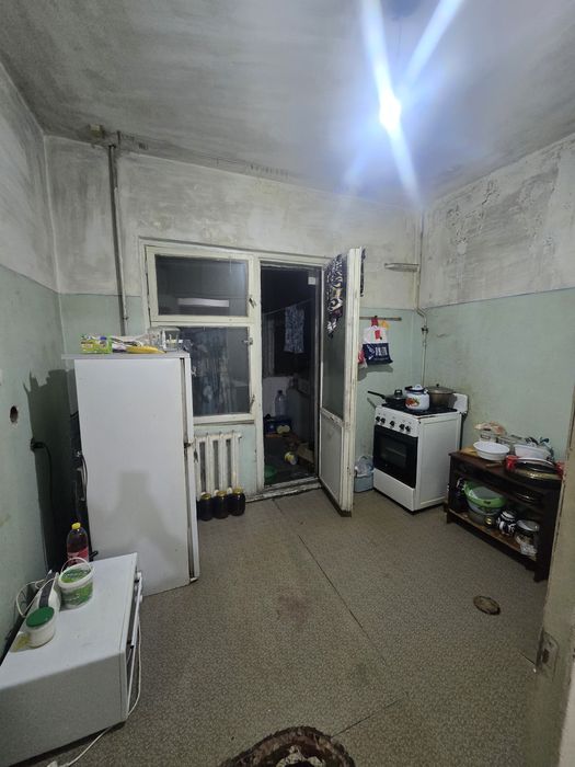 Срочно продам квартиру сергели 8а 2/1/9 рядом школи 300