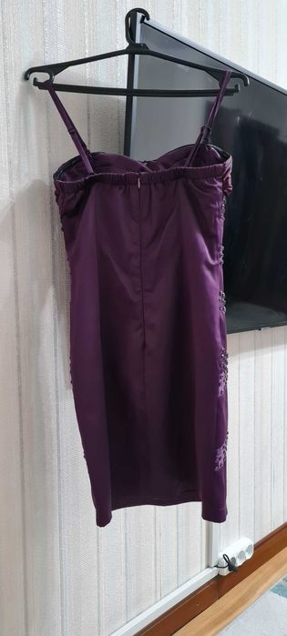 Платье на съемных бретелях с камнями(каждый кам пришит)из плотн атласа