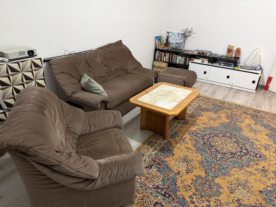 Set living – canapea 2 locuri + fotoliu + taburet + măsuță cafea