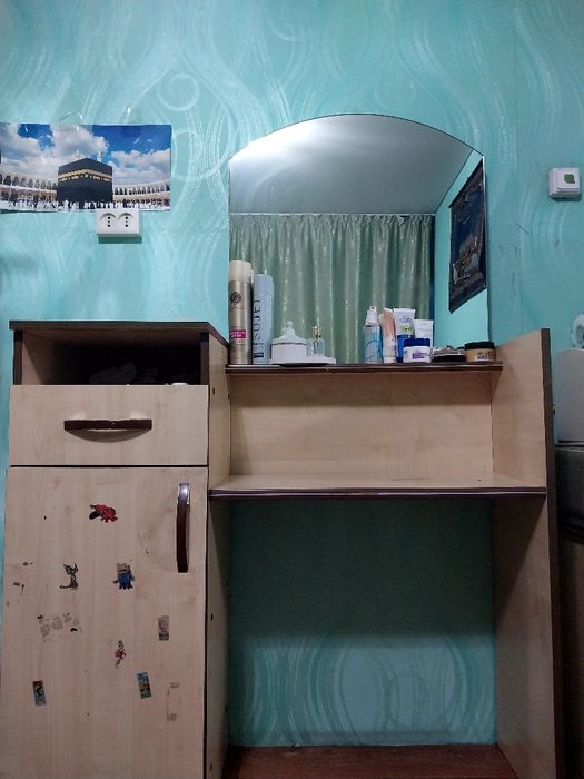 Продам туалетный столик.