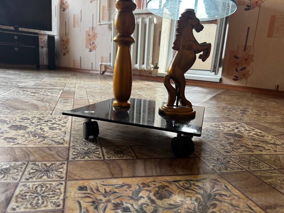 Столик с лошадкой