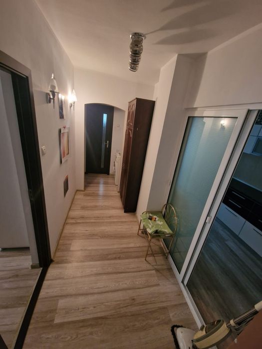 Inchiriez apartament 3 camere decomandat 70mp etajul 1 micro 38 la Z  pret 1900 lei 3 balcone