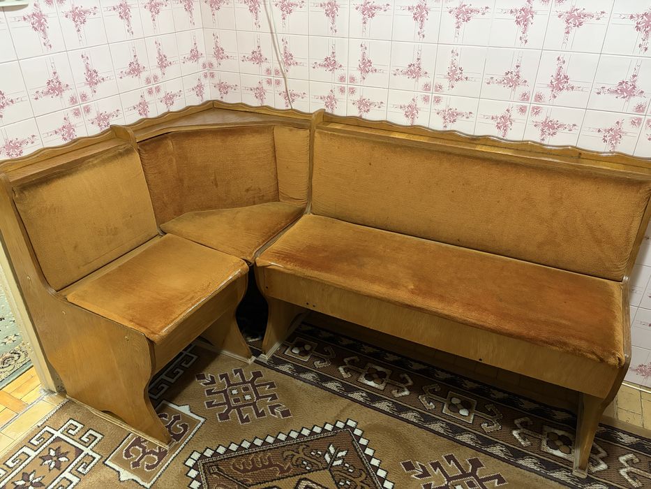 Vand mobila de bucatarie din lemn