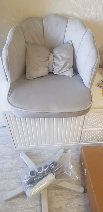 Светло-серое кресло на колесах