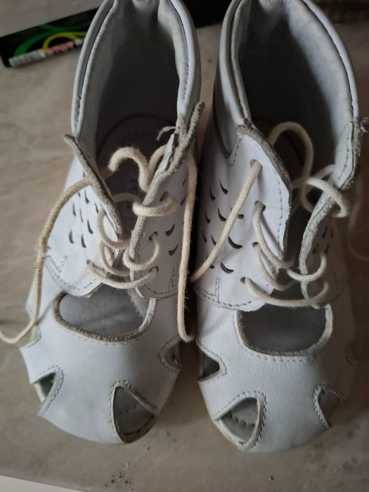 Vand sandalute albe ptr copii mar 23