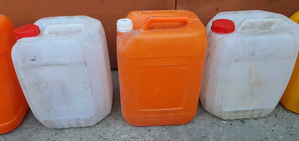 Канистры пластмассовые 5-10 литровые