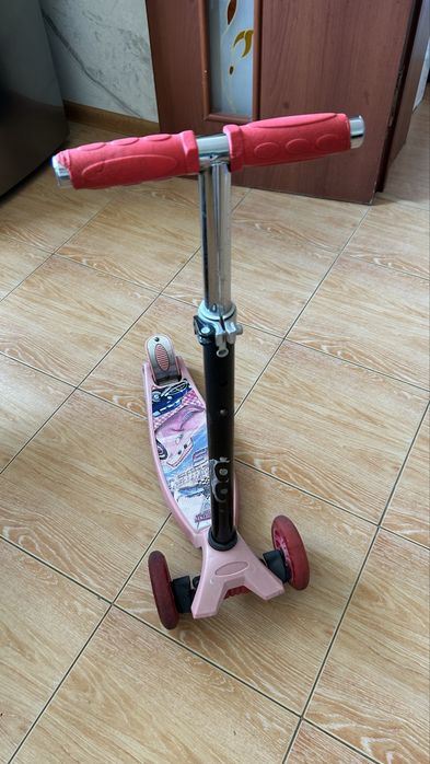 Самокат красный молния маккуин