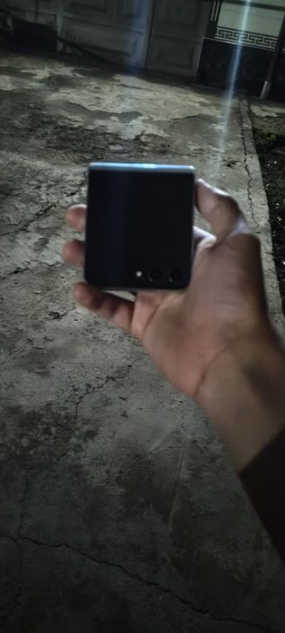 Samsung galaxy Z Flip5 zapchast holatida sotiladi xotira 256 gb