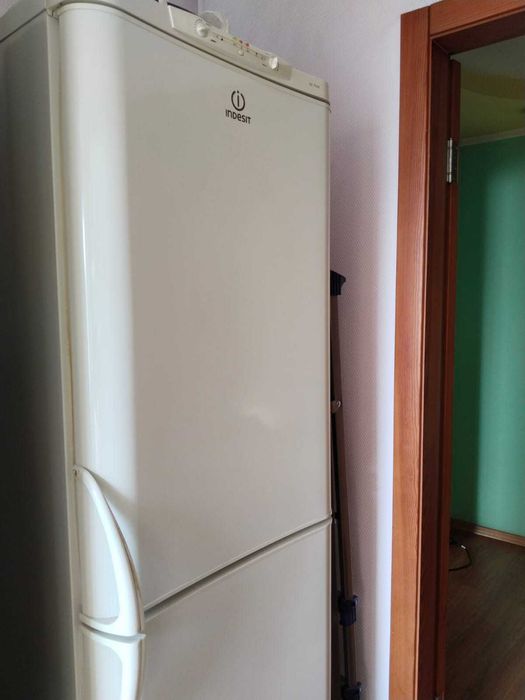 Двухкамерный холодильник INDESIT.