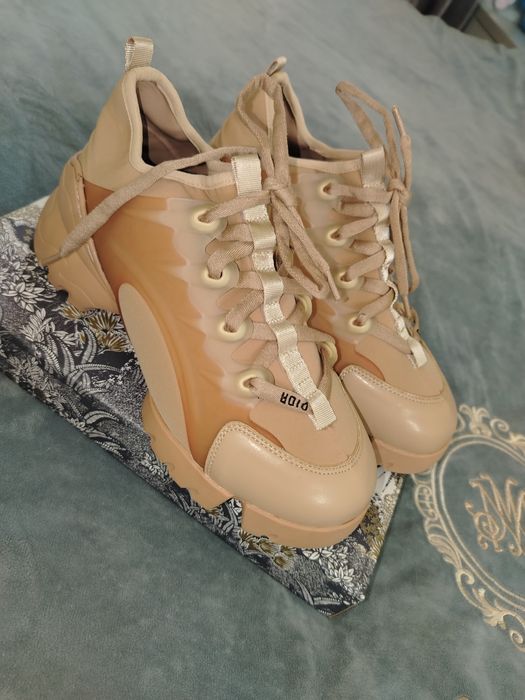 Бежевые женские кроссовки