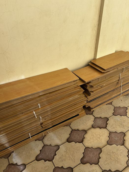 Ламинат б/у  и линолеум бу, плинтус