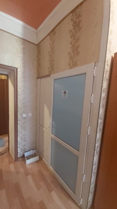 Пластиковая перегородка с дверью