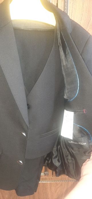 Костюм школьный чёрный.