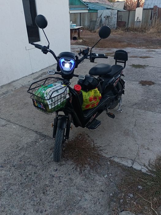 Черный электро скутер (велик)