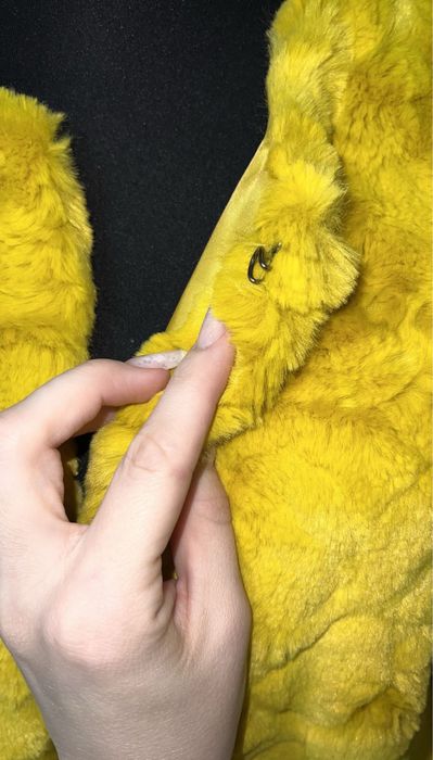 Capa din blana de culoare galben mustar