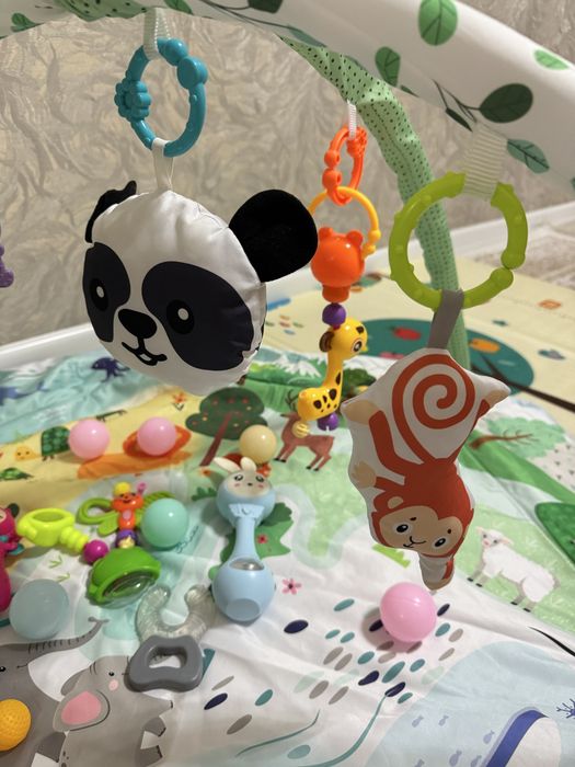 Развивающий коврик и игрушки