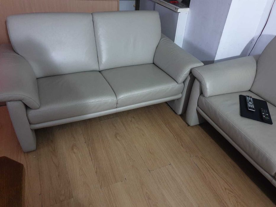 Doua canapele de piele naturala groasa, moderne, robuste, stare f buna