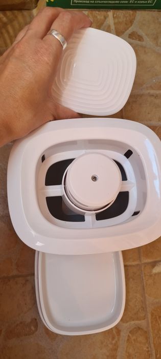 Хранилка – диспенсър с бутон