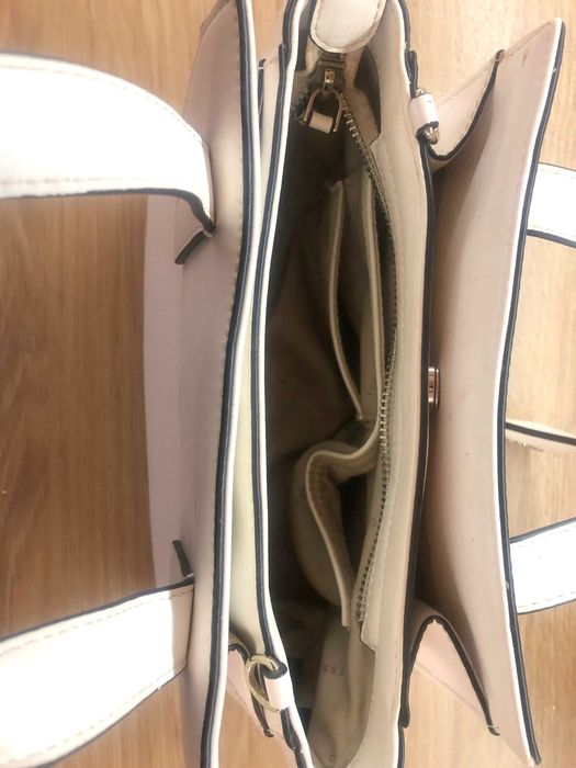 Дамска чанта GUESS