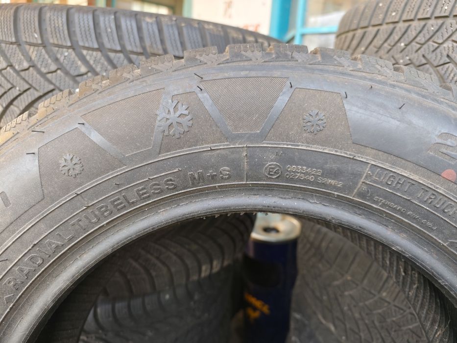 Продавам 4 зимни гуми 215/65/16 С бус