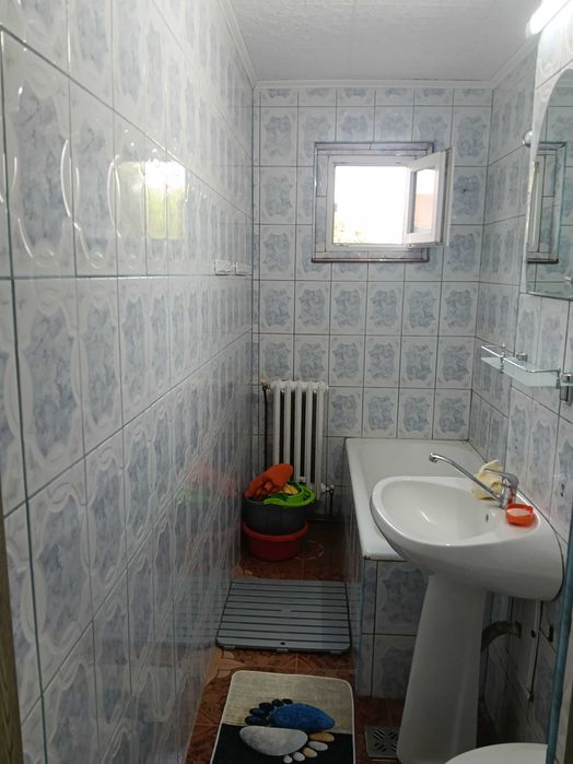 Închiriez apartament cu 2 camere