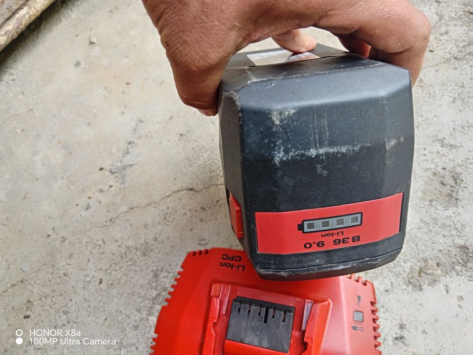 Vând încărcător și acumulator hilti