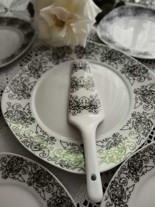 Set Porțelan 8 Piese – Farfurii și Paletă Tort