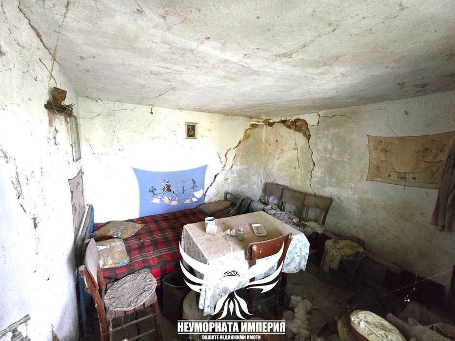 Продавам парцел УПИ с постройки 23кв.м. с 993кв двор село Ахматово