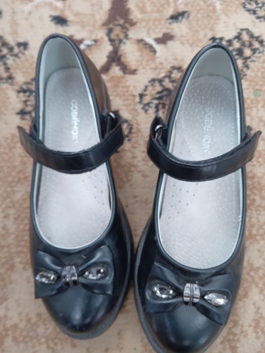 Продам детскую обувь для девочек.