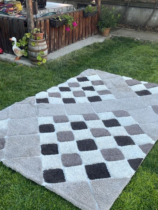 Мек килим с геометричен дизайн