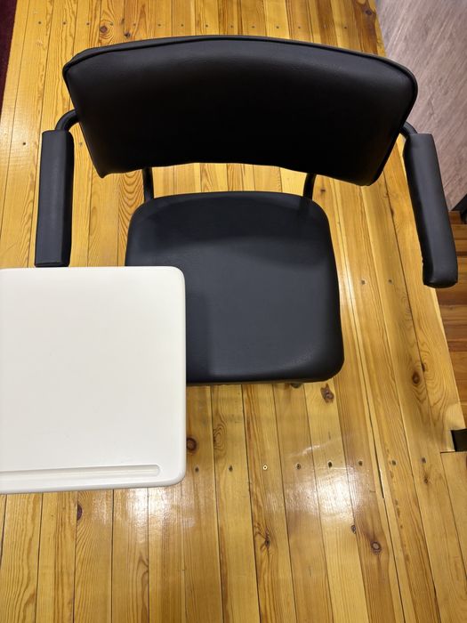 Укув марказлар учун стул пюпитр билан бирга.