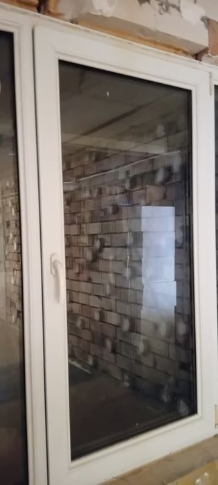 ПВЦ дограма и огледална алуминиева врата  с няколко камери и двоен стъклопакет