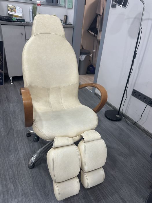 Педикюрен стол с повдигащи крака