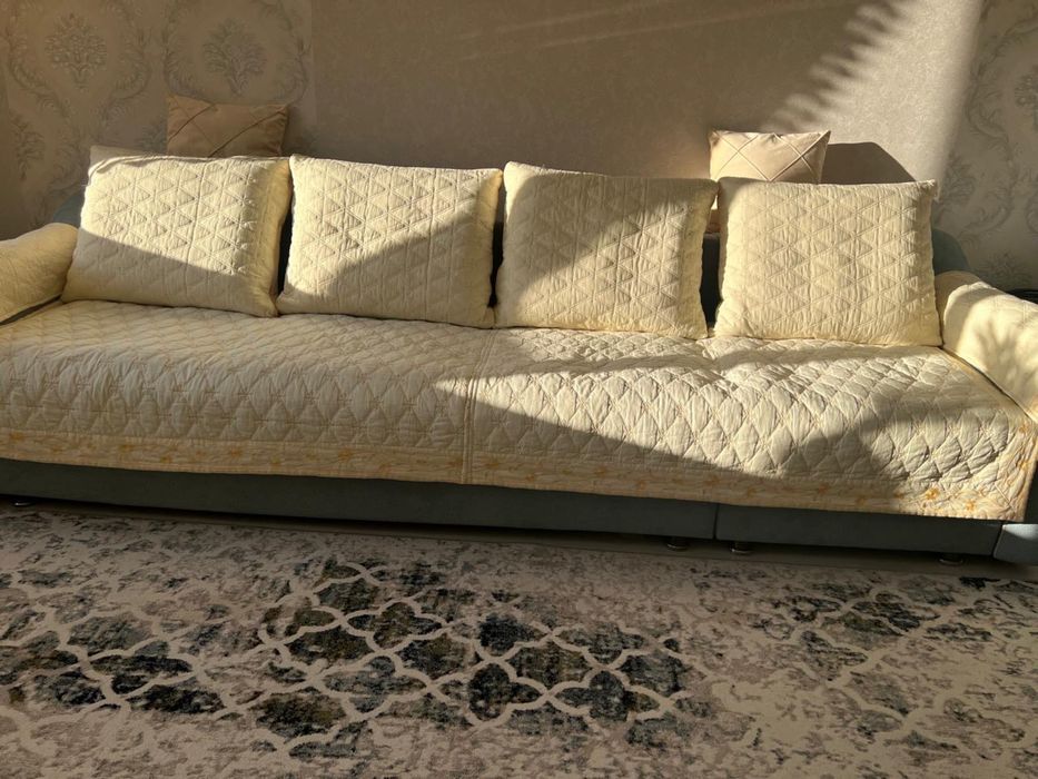 Продается мягкий уголок, обеденный стол, и тумба