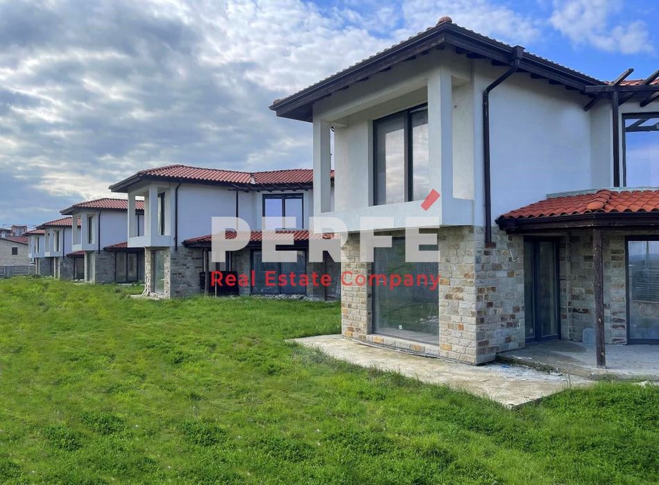 Продава се Къща в с. Синеморец, Област Бургас - 200 кв.м за 1250 €/кв.м - Снимка #2