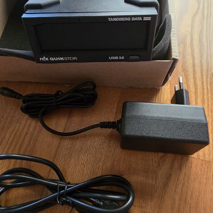 Hard Disk Extern, Tandberg Data, 2TB, Negru Nou