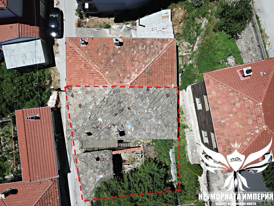 Триетажна къща с постройки 145РЗП с 194кв. в двор село Орехово