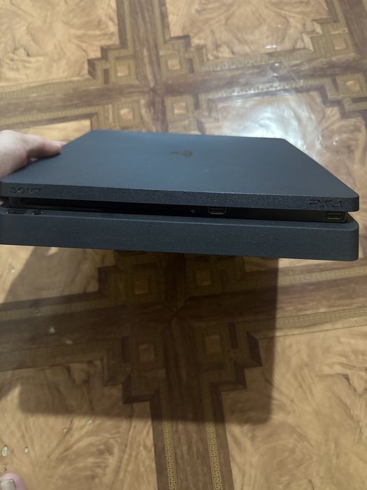 Продам Ps 4 в идеальном состояниии