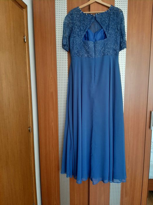 Vand rochie de ocazie marimea L purtata o data , curatata profesional