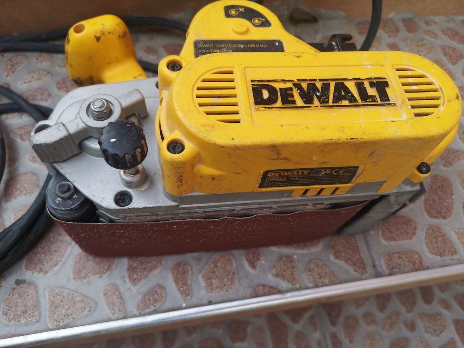 Лентов Шлайф De Walt dw433 800Wat 259/427м/s