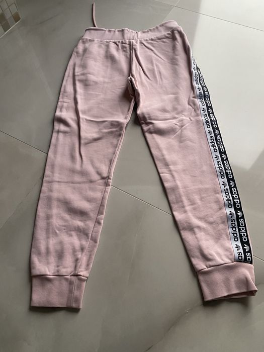 Pantaloni Adidas purtat o singura data de culoare roz