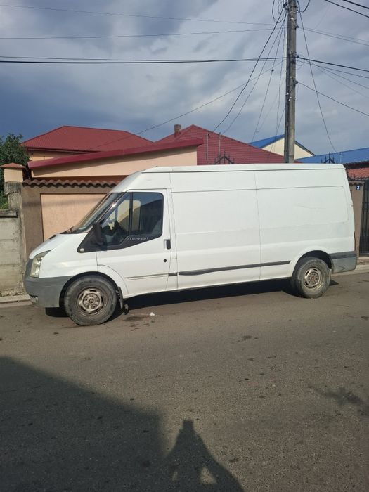 Mașina Ford Tranzit