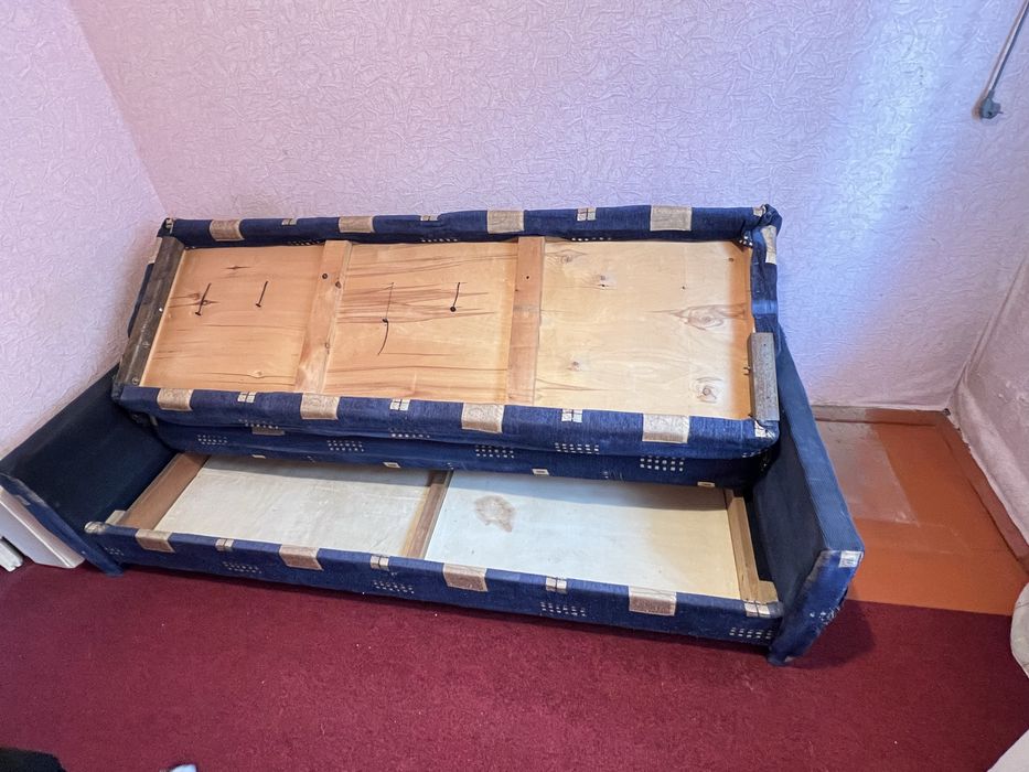 Диван книжка б/у нормальный.