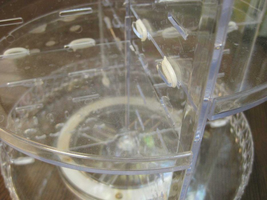 Въртяща стойка от кристална пластмаса