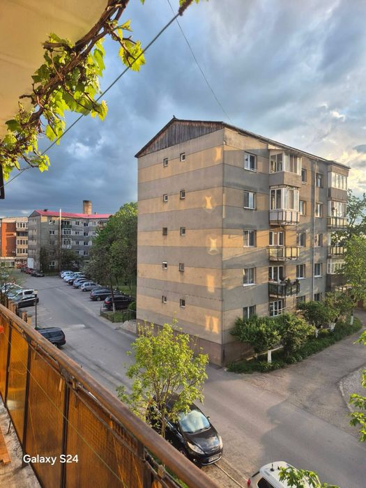 Apartament spatios 4 camere+parcare, Etaj 2, Alesd - 68990 €